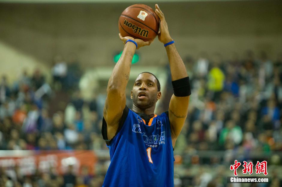 完爆布朗+碾压洛夫顿！广东最后的补强人选，这可是争冠的底牌？.